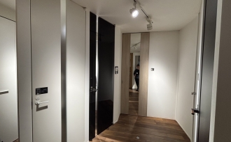 ホテルライクな空間を叶えるフルハイトドア