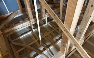 真夏の現場から:天井断熱と安全対策