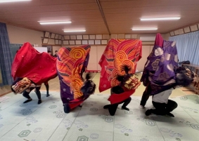 親子で舞う、地元の獅子舞!