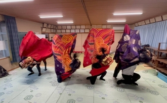 親子で舞う、地元の獅子舞!