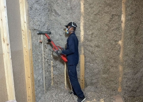 現場作業の紹介:セルロース断熱工事