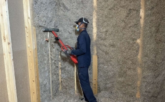 現場作業の紹介:セルロース断熱工事