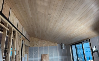 こだわりの勾配天井と造作キッチン。